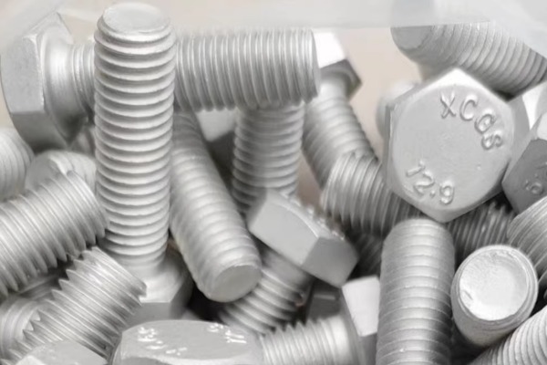 高強(qiáng)度達(dá)克羅六角螺栓實拍圖2